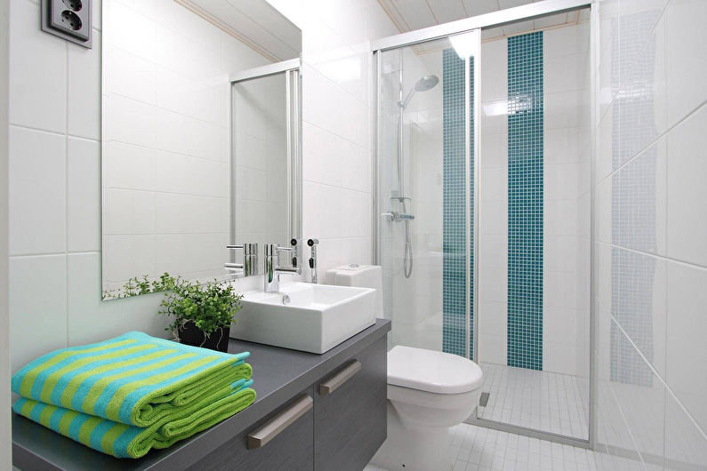 Diseño interior de un baño estrecho - foto