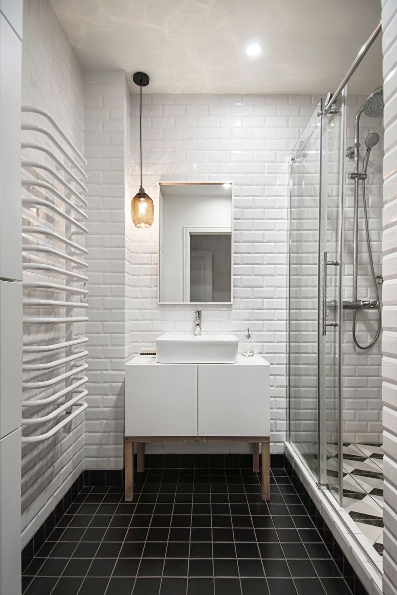 Diseño interior de un baño estrecho - foto