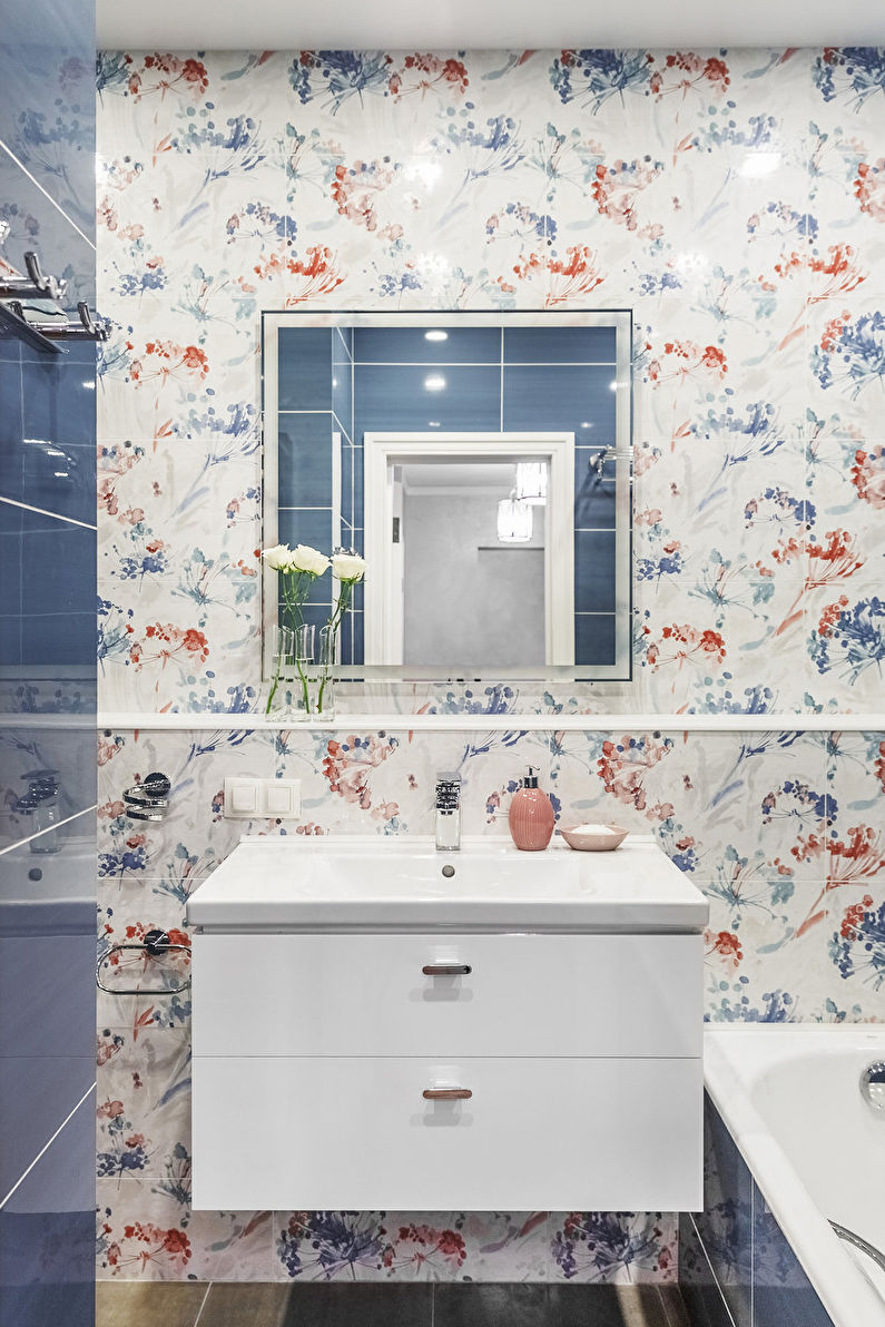 Diseño interior de un baño estrecho - foto