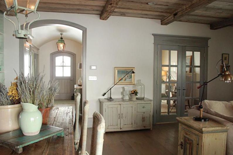 Interior design di un cottage o di una casa di campagna - foto