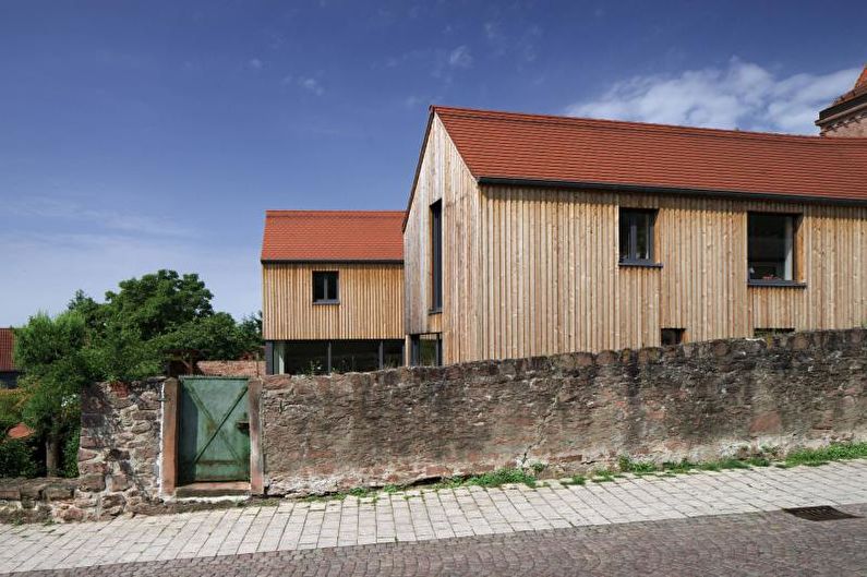 Träskandinaviskt hus på landet - foto