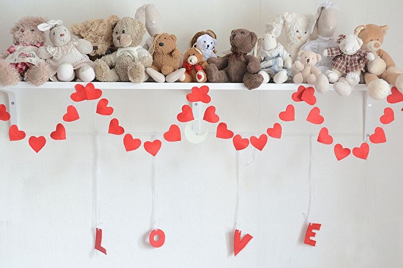 How to decorate an apartment on February 14 - Valentine's Garlands