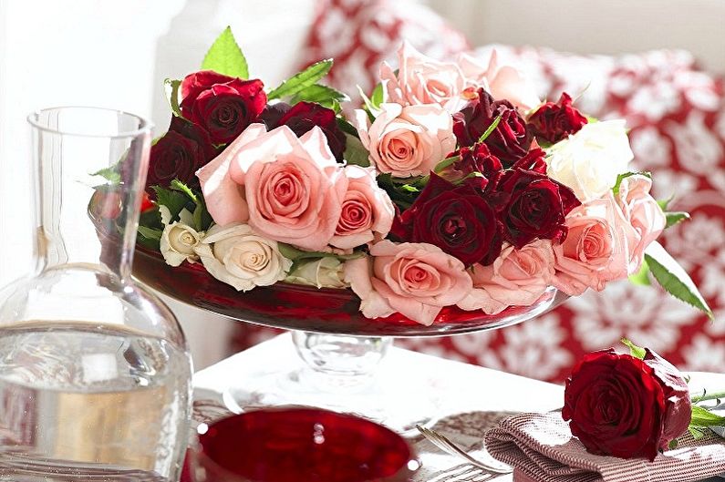 How to decorate an apartment on February 14 - Flowers