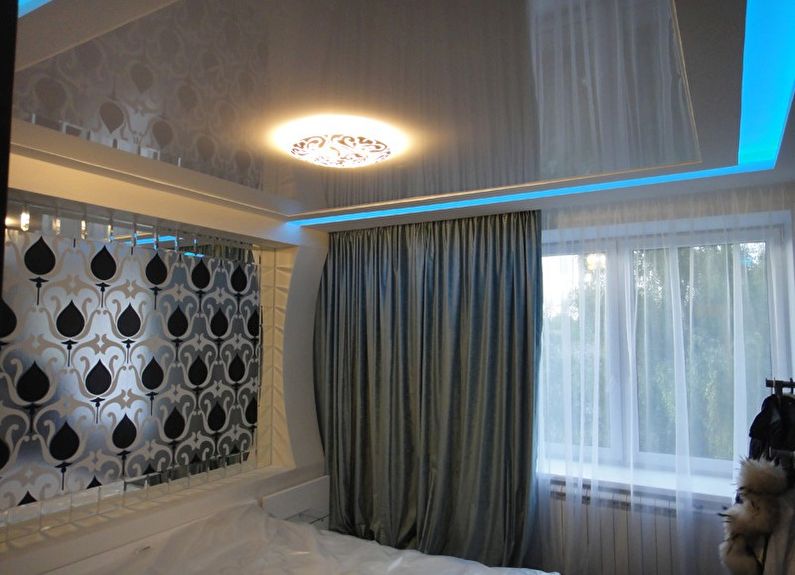 Plafond tendu blanc brillant dans la chambre - photo