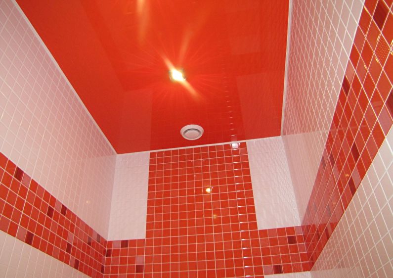 Soffitto teso rosso nel bagno - foto