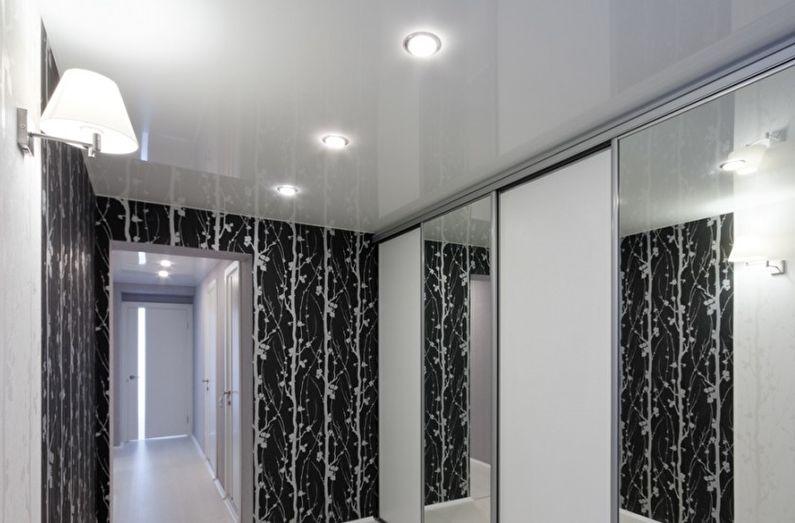 Plafond tendu blanc brillant dans le couloir et le couloir - photo