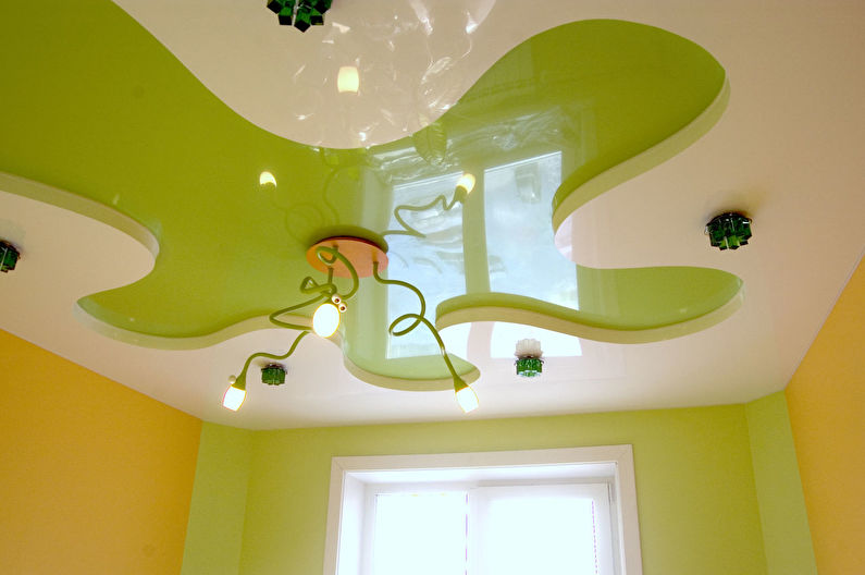 Groen spanplafond in een kinderkamer - foto