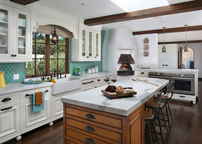 Interior de cocina de estilo italiano, materiales y acabados.