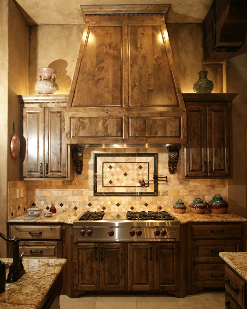 El interior de una pequeña cocina al estilo italiano, decoración