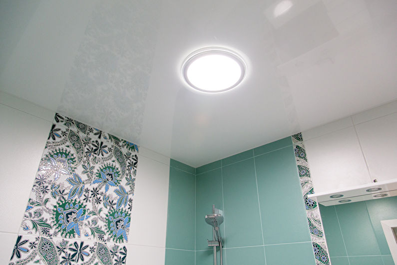 Design del soffitto in un piccolo bagno