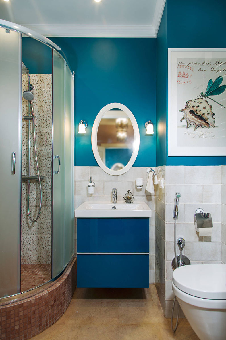 Progettazione di un piccolo bagno in blu