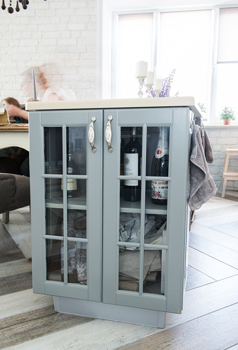 Intérieur de cuisine gris dans un style vintage