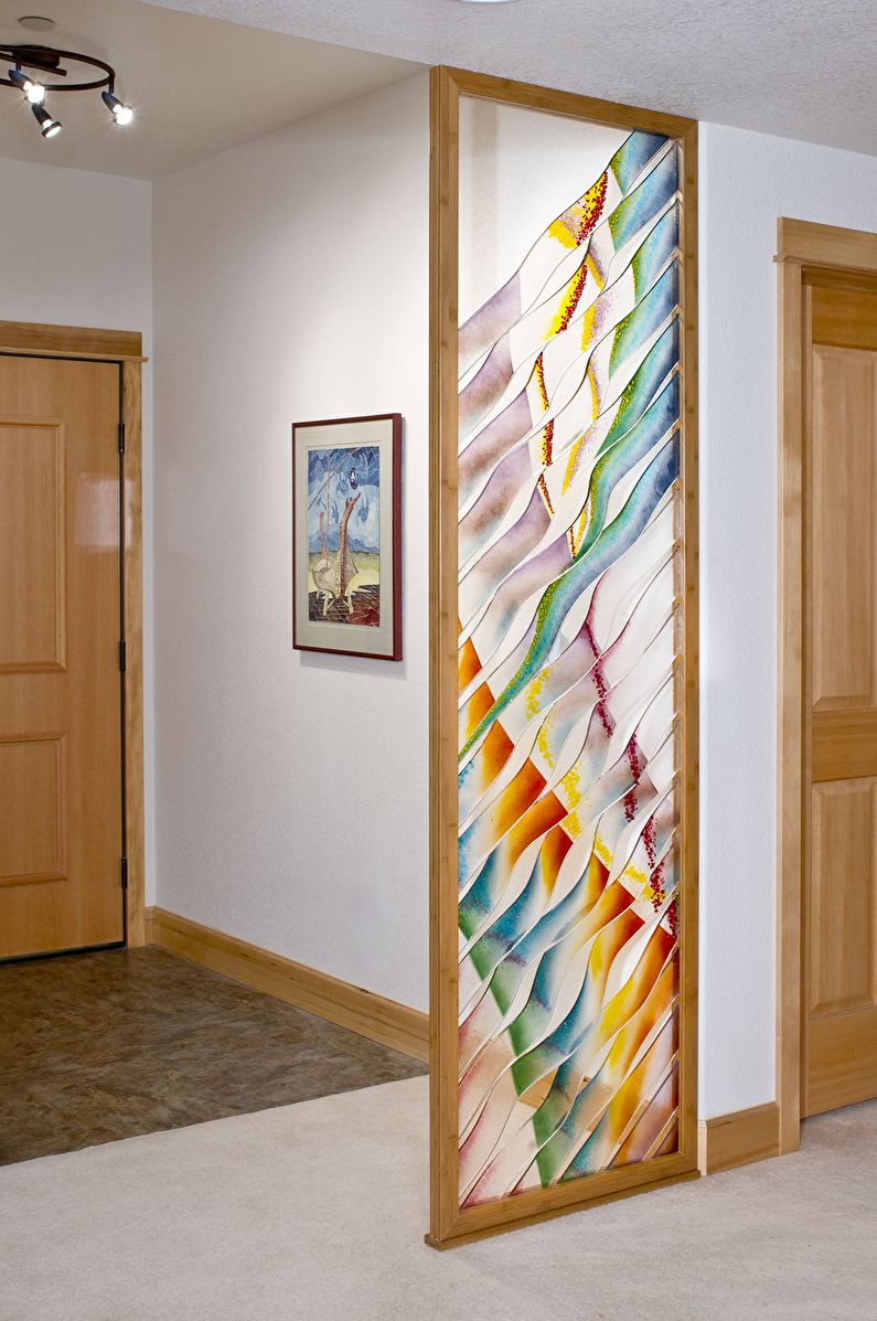 Glass partitions in the interior of the hallway / corridor