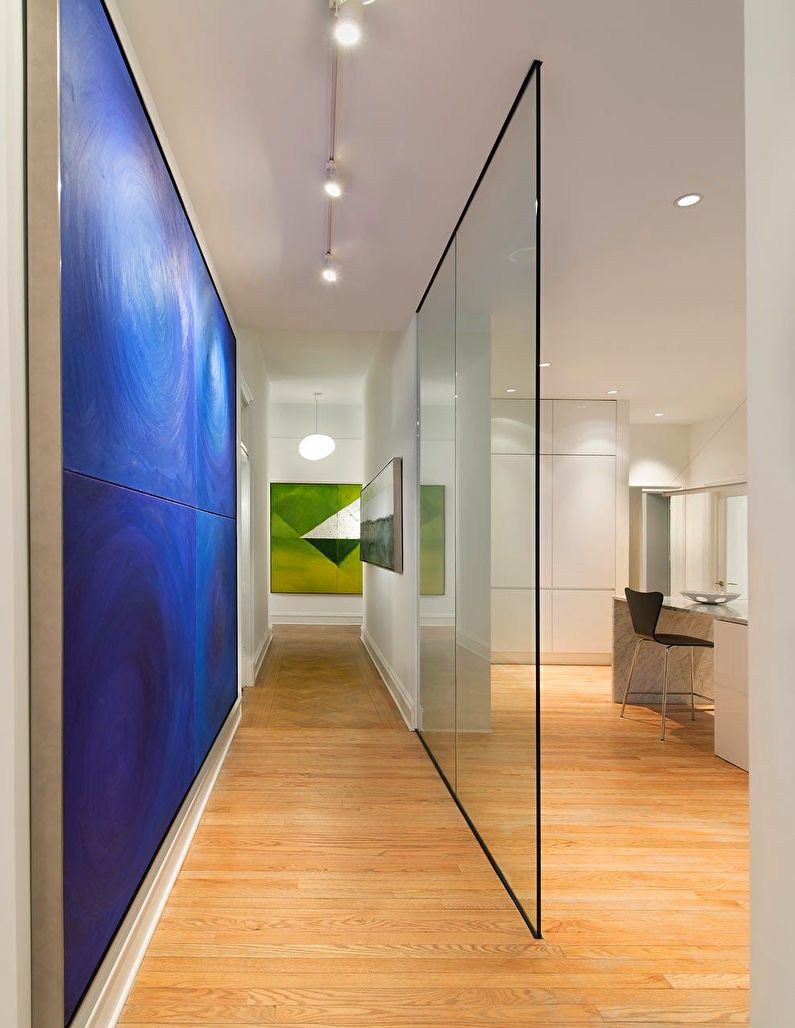 Glass partitions in the interior of the hallway / corridor