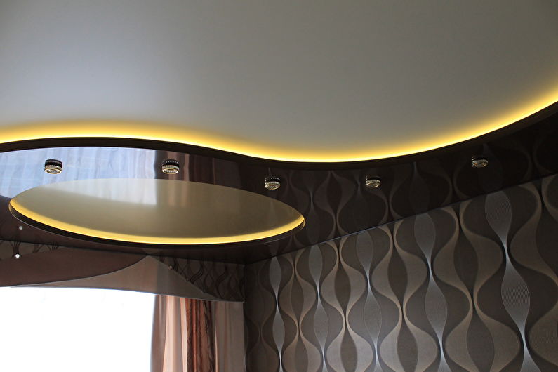 Verlicht spanplafond met twee niveaus - LED-strip