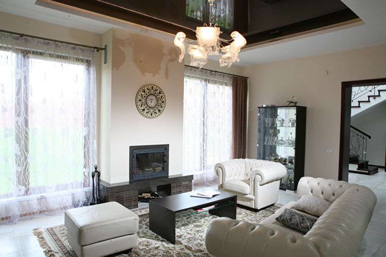 Two-level suspended ceilings in the hall