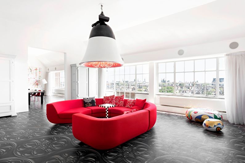 La combinación de colores en el interior de la sala de estar: blanco con negro y rojo.