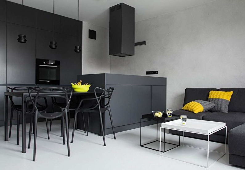 La combinación de colores en el interior de la cocina: gris con blanco y amarillo.