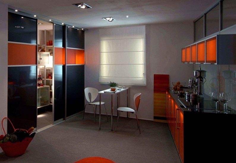 La combinación de colores en el interior de la cocina: negro con naranja.