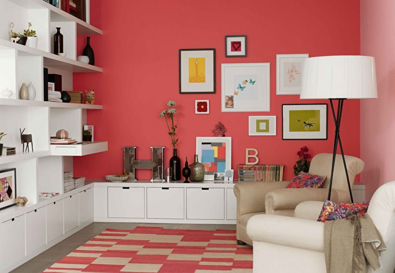 A combinação de cores no interior da sala - vermelho com branco