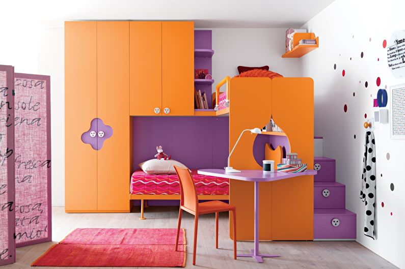 De combinatie van kleuren in het interieur van de kinderkamer - oranje met paars en wit