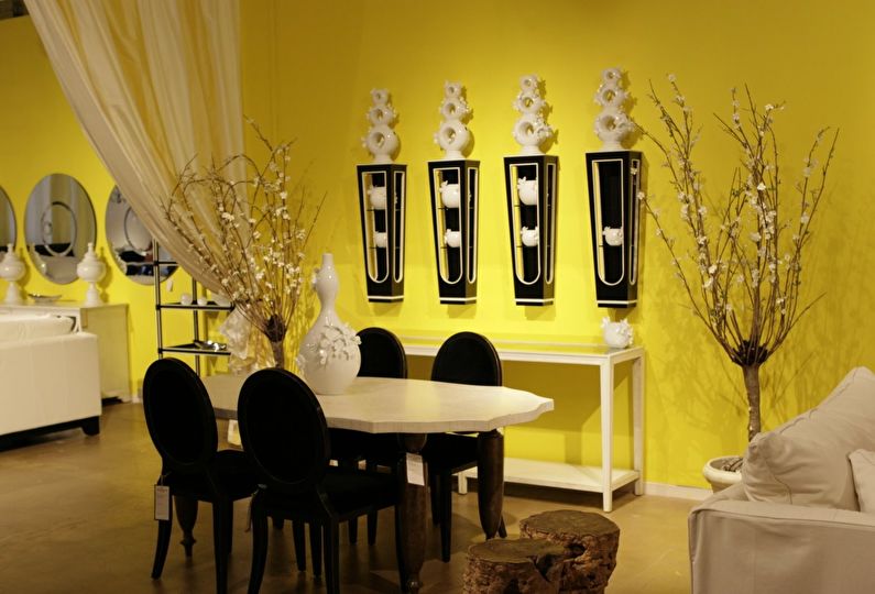 La combinación de colores en el interior: amarillo con blanco y negro.