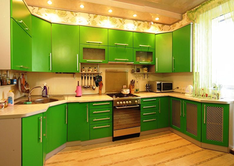 La combinación de colores en el interior de la cocina: verde con beige.