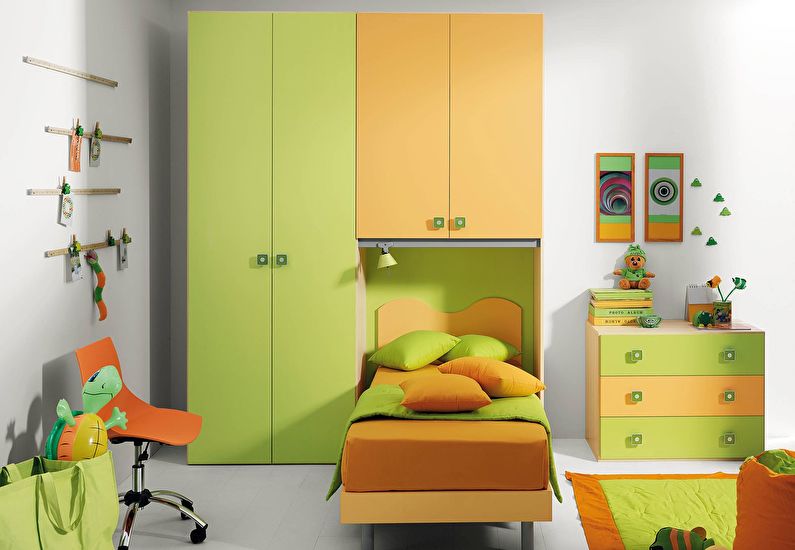 La combinación de colores en el interior de la habitación de los niños: verde con naranja y blanco.