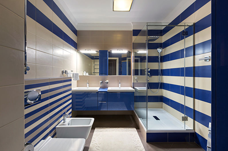 De combinatie van kleuren in het interieur van de badkamer - blauw met wit