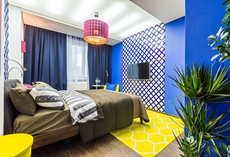 The combination of colors in the interior of the bedroom - blue with yellow and white