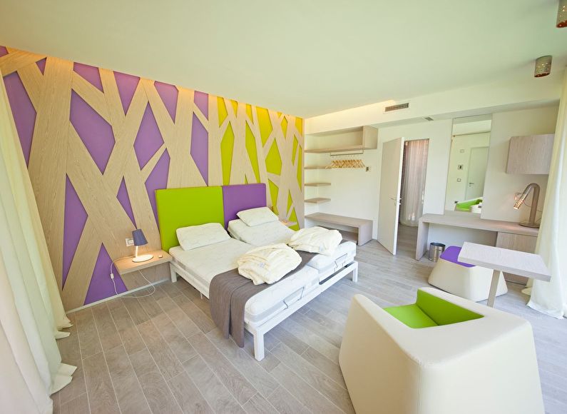 A combinação de cores no interior do quarto - roxo com verde e branco