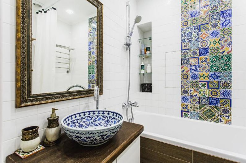 Diseño interior de baño de estilo mediterráneo - foto