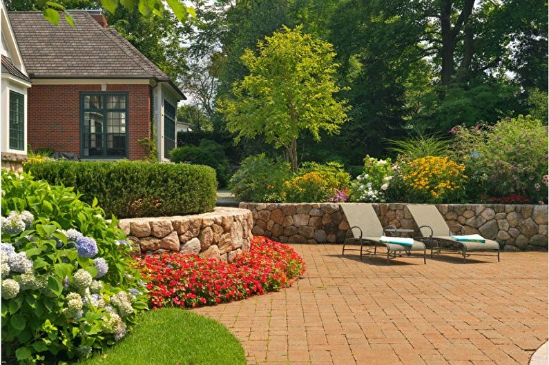 Bordure - Parterre de fleurs au chalet, idées d'aménagement paysager