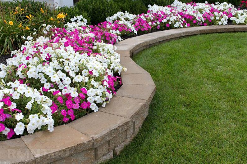 Bordure - Parterre de fleurs au chalet, idées d'aménagement paysager