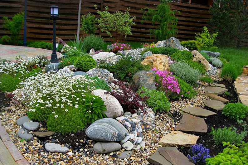 Jardin en pierre - Parterre de fleurs au chalet, idées d'aménagement paysager