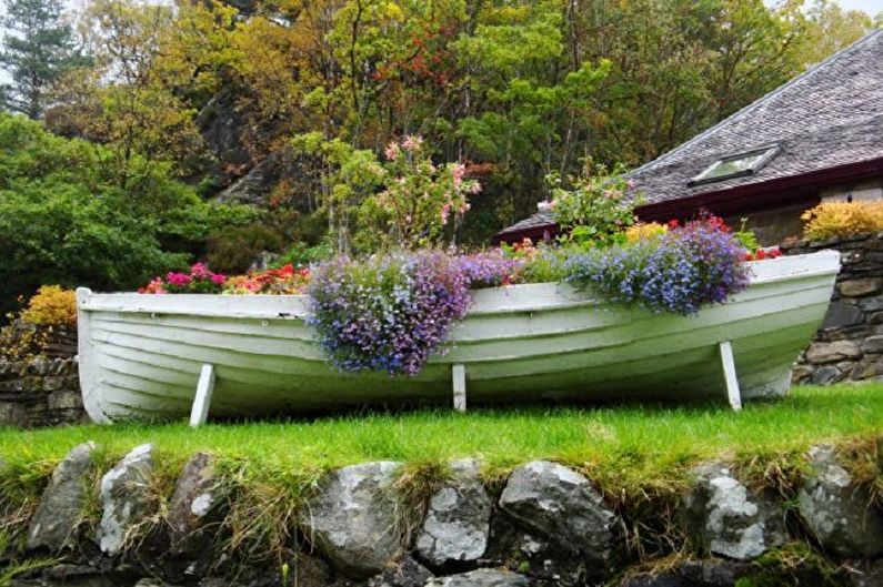 Multidimensional bulaklak kama - Flowerbed sa kubo, mga ideya para sa disenyo ng landscape