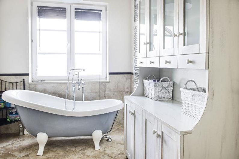 Banheiro branco em estilo provençal - Design de Interiores