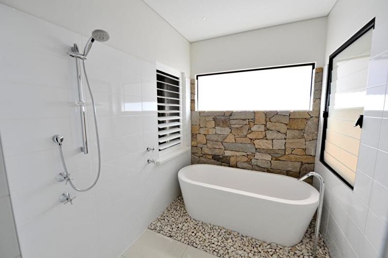 Diseño interior de un baño blanco - foto