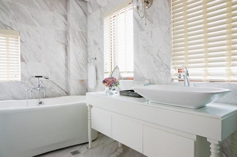 Diseño interior de un baño blanco - foto