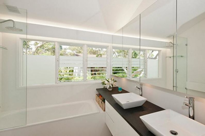 Diseño interior de un baño blanco - foto