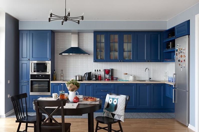 Diseño de interiores de cocina en tonos azules - foto