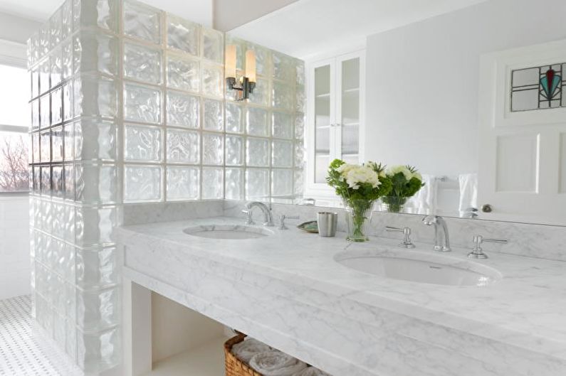 Glass blocks in the interior of the bathroom - photo