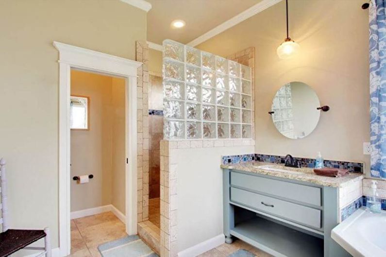 Glass blocks in the interior of the bathroom - photo