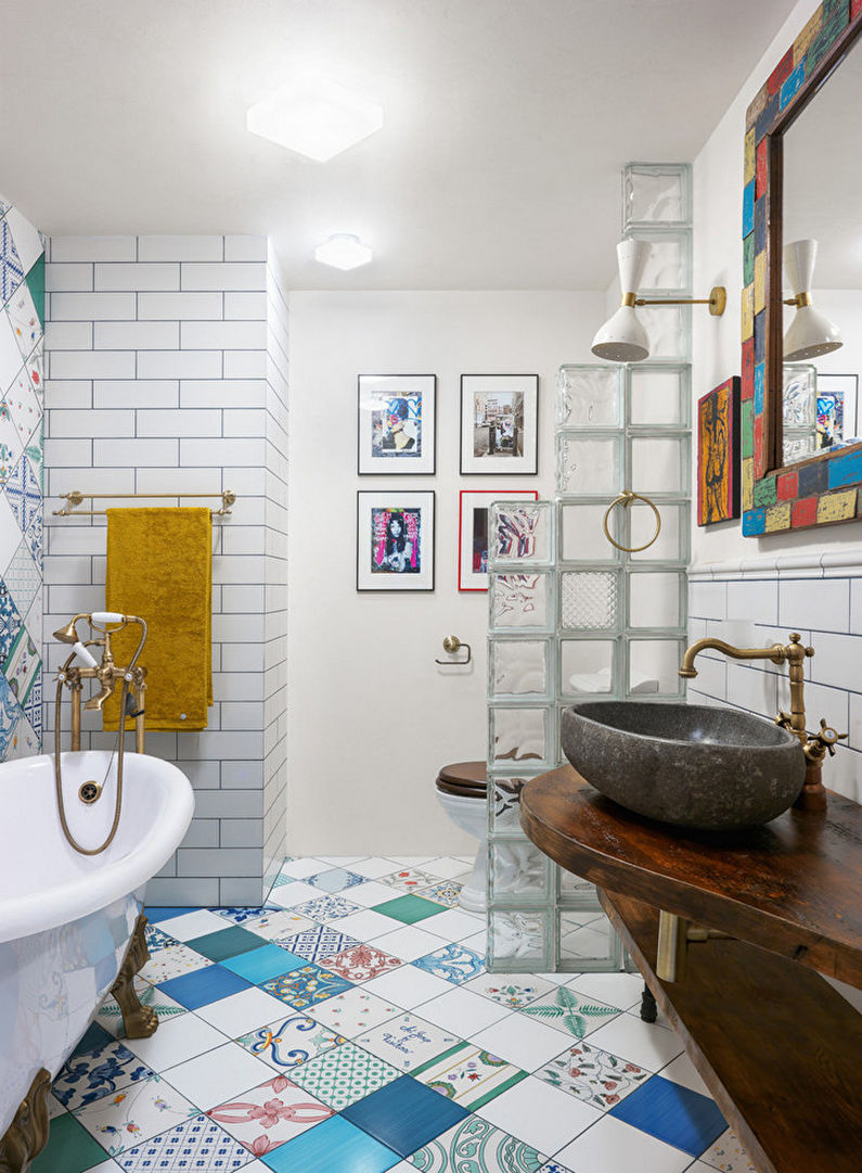 Glass blocks in the interior of the bathroom - photo