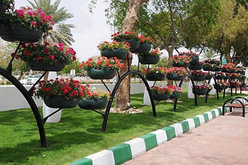 Flores para el jardín - Macizo de flores en llantas