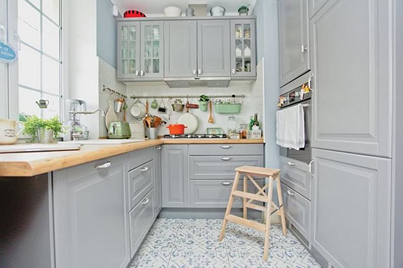 Cocina estrecha en estilo provenzal - Diseño de interiores