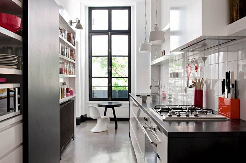 Diseño interior de una cocina estrecha - foto