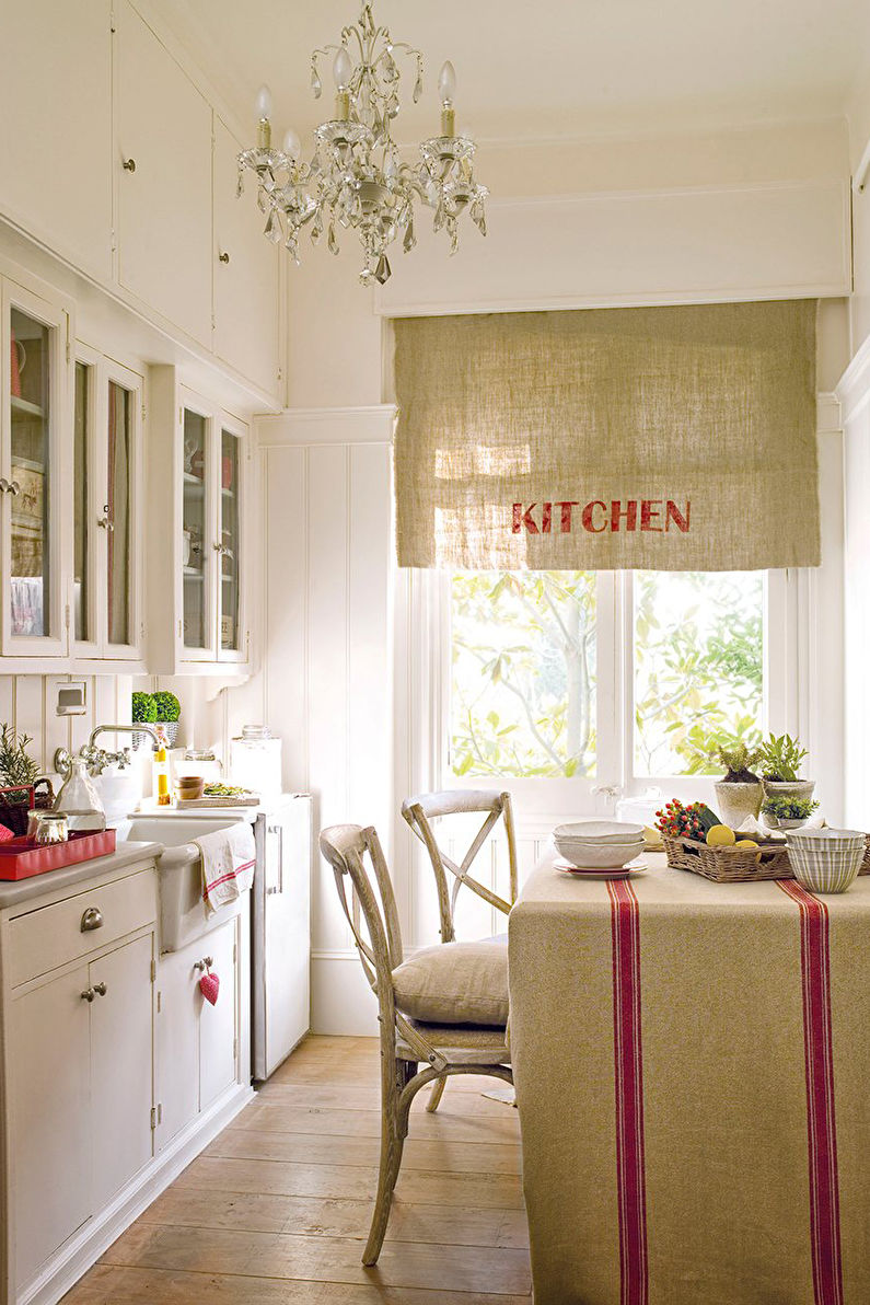 Cortinas de estilo provenzal en la cocina - foto