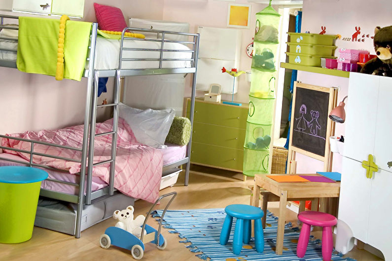 Interieur van een kleine kinderkamer voor een meisje