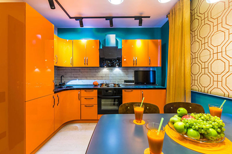 Cocina naranja de 12 m2. - Diseño de interiores